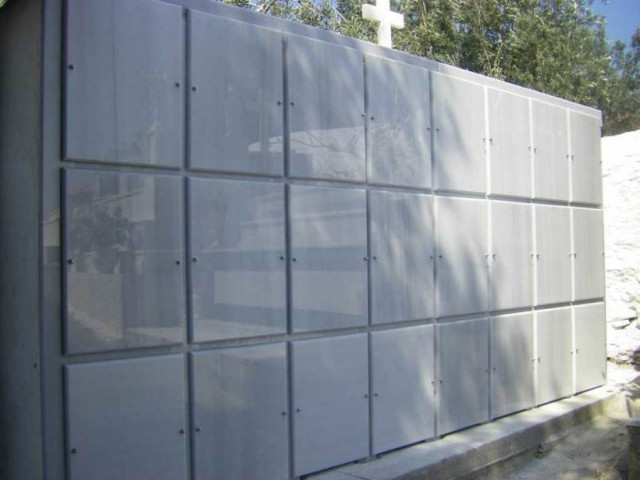 Λάρισα: Νεαροί έβγαζαν φωτογραφίες με οστά νεκρών