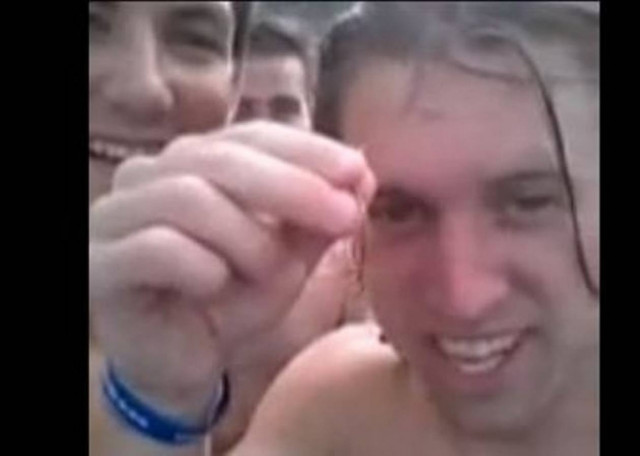 Δεν υπάρχει: Δείτε με ποιον τρόπο ψαρεύει! (βίντεο)