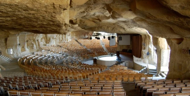 Μια εκκλησία μέσα σε σπηλιά (pics)