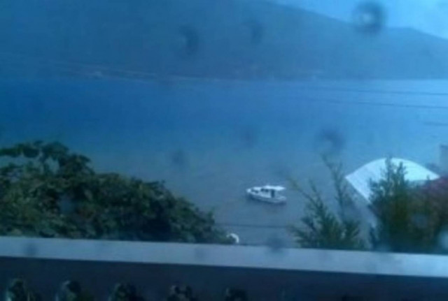 Δείτε τι γίνεται όταν κεραυνός χτυπάει στη θάλασσα!