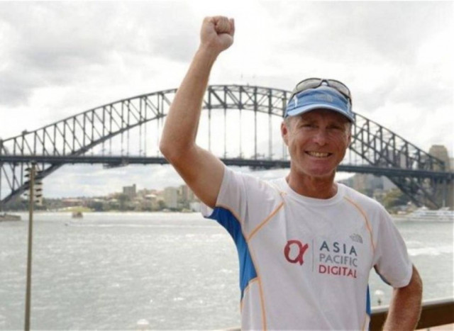 Διήνυσε 26.000 χιλιόμετρα πεζός