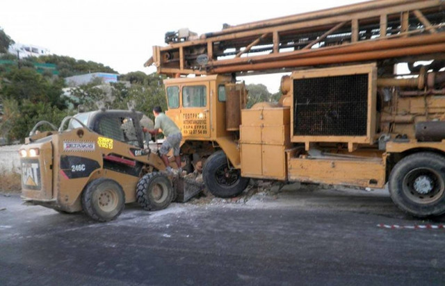 Γεωτρύπανο πήγε και... «καρφώθηκε» σε οίκημα στη Σύρο!