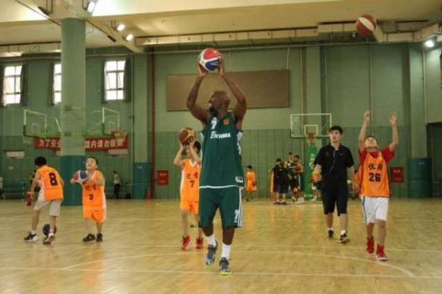 Το κοινωνικό πρόσωπο του «εξάστερου» και στην Κίνα (photos+videos)