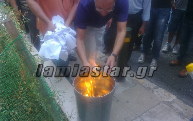 Λαμία: Έκαψαν τα ειδοποιητήρια του ΟΑΕΕ (pics+vid)