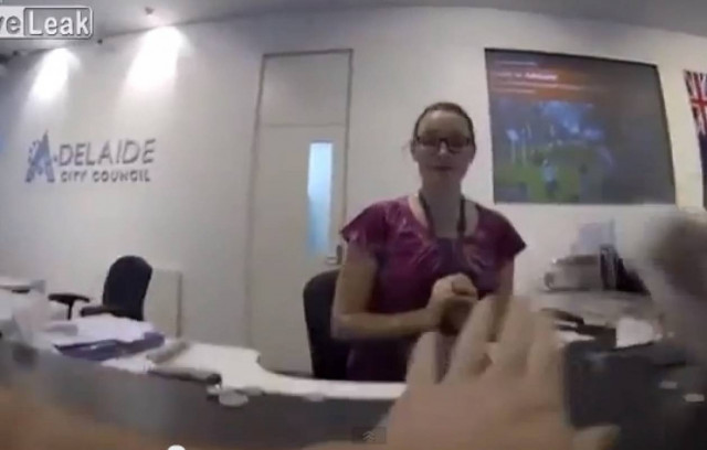 Βίντεο: Πλήρωσε κλήση 60 δολαρίων με...κέρματα