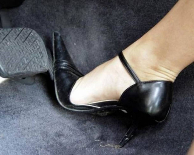 Δέκα αντρικές συμβουλές στις γυναίκες οδηγούς!