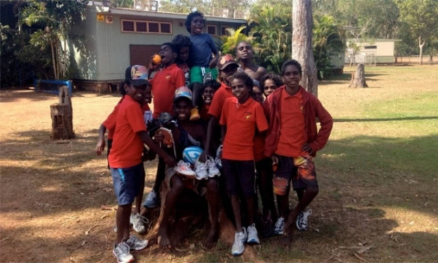 15.000 παπούτσια μοίρασε σε παιδιά της Αφρικής η Βίβιαν Καρτσούνη