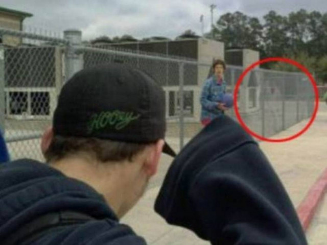 Φωτογραφία-μυστήριο: Το 70s φάντασμα με το ροζ κοστούμι