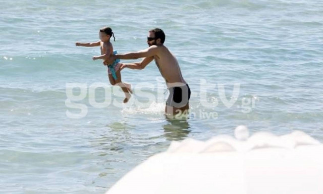 Θανάσης Ευθυμιάδης: Παιχνίδια με τις κόρες του στην θάλασσα