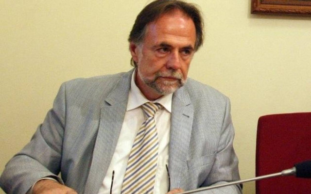 Σύγκληση του «συνταγματικού τόξου» ζητάει το ΠΑΣΟΚ ενάντια στην X.Α.