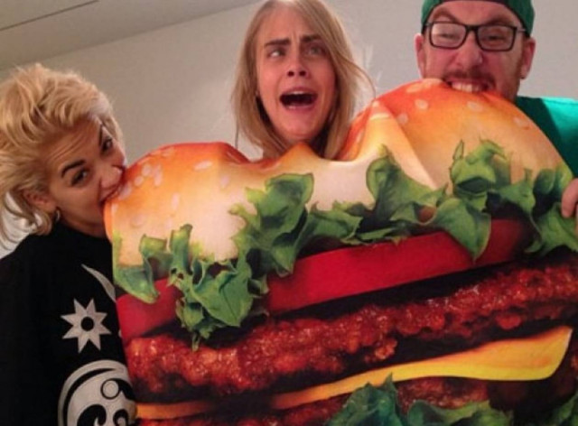 H Rita Ora και η Cara Delevingne χτυπούν τατουάζ μαζί!