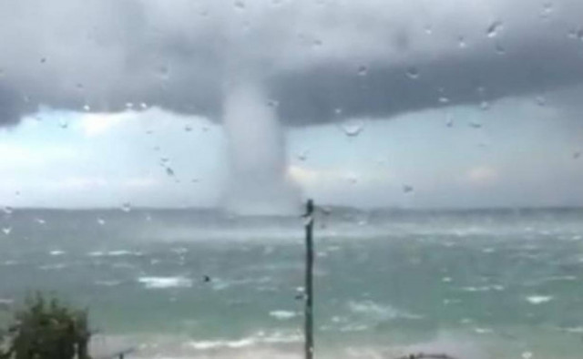 Ανεμοστρόβιλος «χτύπησε» το Ληξούρι! (βίντεο)