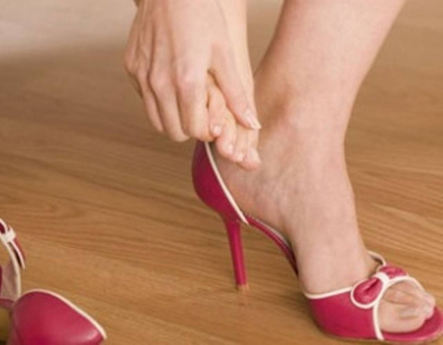 Φοβερό κόλπο για να ανοίξετε τα στενά παπούτσια