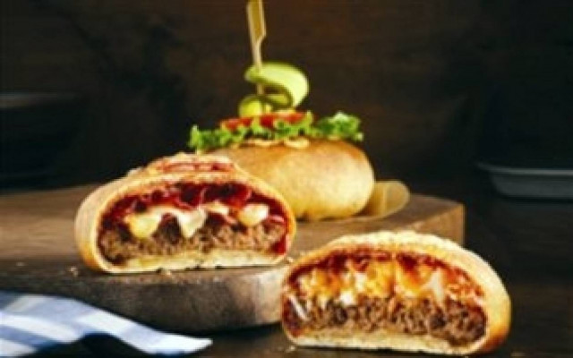 Πίτσα-μπέργκερ 1360 θερμίδων! Το πιο ανθυγιεινό φαγητό του κόσμου!