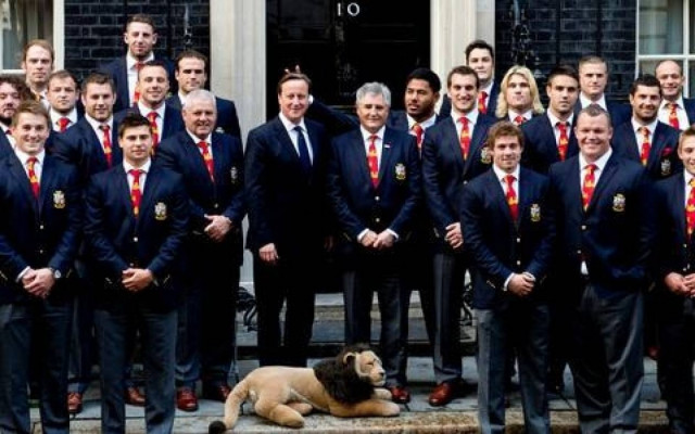 Φωτογραφήθηκαν με τον Κάμερον και του έκαναν... κερατάκια