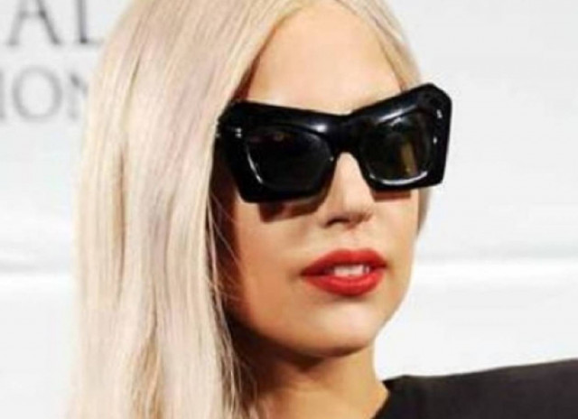 Η βοηθός καταγγέλλει: «Η Gaga με ανάγκαζε να κοιμάμαι μαζί της»!