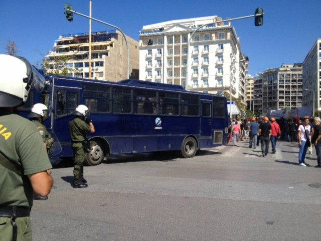 Θεσσαλονίκη: Διαδηλωτές έγραψαν σύνθημα σε κλούβα των ΜΑΤ (video)