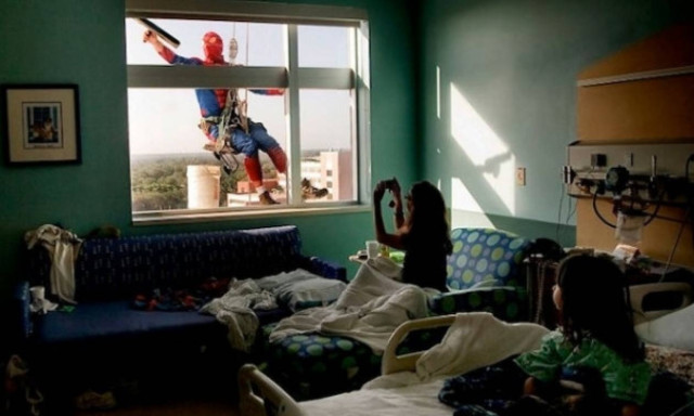 Καθαριστές τζαμιών ντύθηκαν σούπερ ήρωες για παιδιά που νοσηλεύονται!