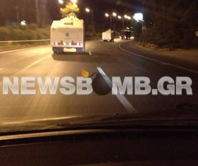 Κομβόι αστυνομικών δυνάμεων προς το Νεκροταφείο Σχιστού (pic)