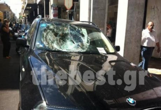 Επεισόδια στην Πάτρα: Πέταξαν μολότοφ στα γραφεία της Χρυσής Αυγής