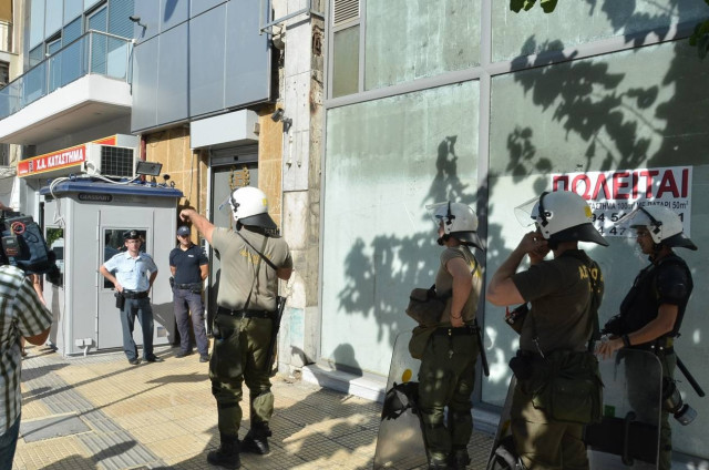 Φωτογραφίες από την έφοδο της ΕΛΑΣ στα γραφεία της Χρυσής Αυγής