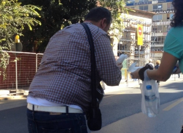 Άγριος ξυλοδαρμός εκπαιδευτικού από κουκουλοφόρους (βίντεο)