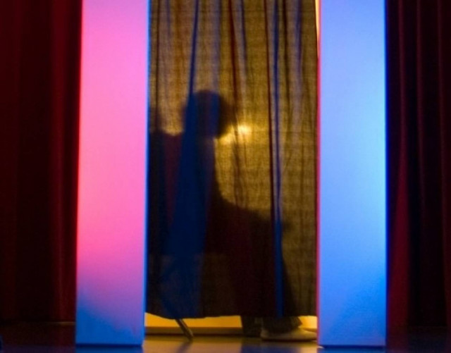 Η γυναίκα, ο ιερέας, το ροζ σκάνδαλο και τα 350.000 που έκαναν «φτερά»