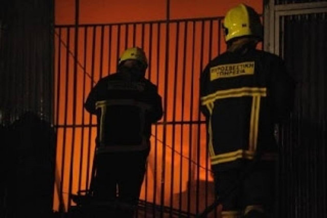 Κατάστημα στην Πάφο τυλίχτηκε στις φλόγες