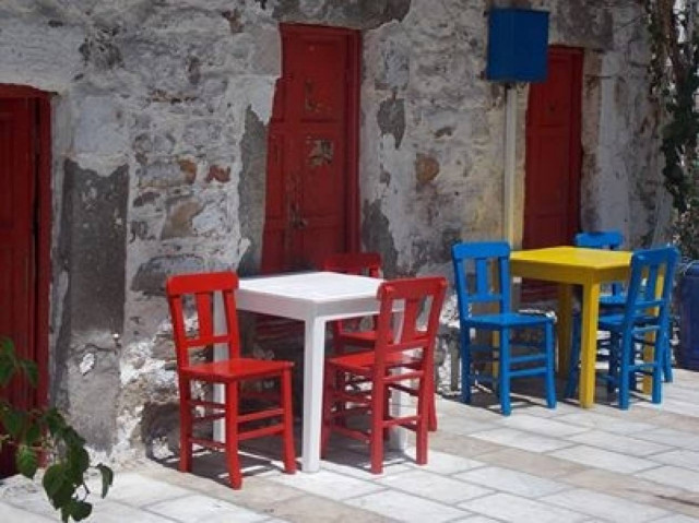 ΥΠΟΙΚ: Στα μπουζούκια ΦΠΑ 23%, στις ταβέρνες 13%