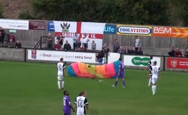 Βίντεο: Η πιο τρελή εισβολή σε γήπεδο