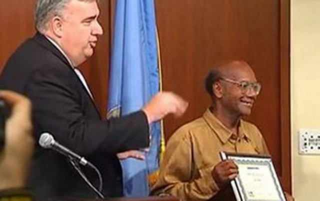 Βράβευσαν με 100.000 δολάρια την εντιμότητα ενός αστέγου