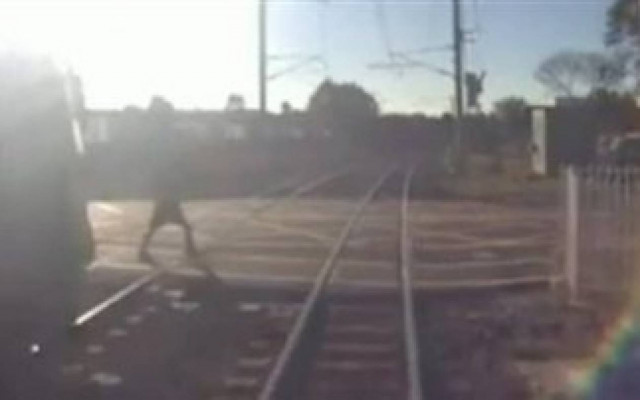 Βίντεο-ΣΟΚ: Γλύτωσε τελευταία στιγμή από τον θάνατο!