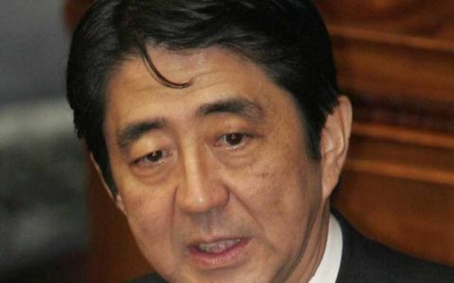 Ο Σίνζο Άμπε στον κατεστραμμένο πυρηνικό σταθμό της Φουκουσίμα