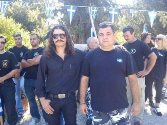 Φωτό-Ντοκουμέντο: Αγκαλιά με τον Μπαρμπαρούση ο δολοφόνος του Φύσσα