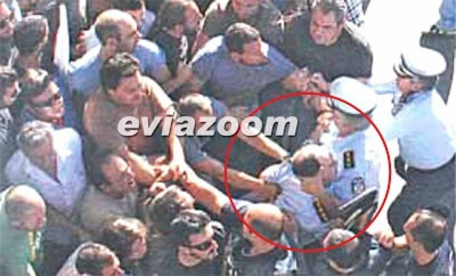Εύβοια: Αιματηρή συμπλοκή αστυνομικών και μελών του ΠΑΜΕ (pics)