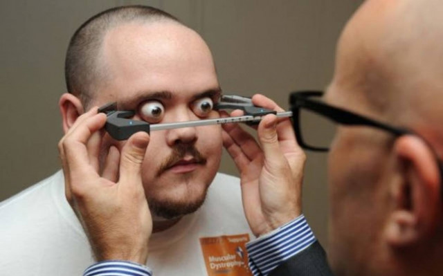 ΔΕΙΤΕ: Γουρλώνει τα μάτια του διεκδικώντας ρεκόρ!