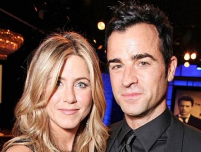 Η Aniston απαγόρευσε στον Theroux να πάρει σπίτι τα δόντια του!