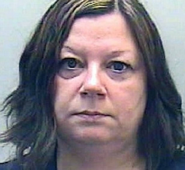 ΣΟΚ: Ο άνδρας της κοιμόταν και εκείνη έκανε σεξ με 2 μαθητές της!