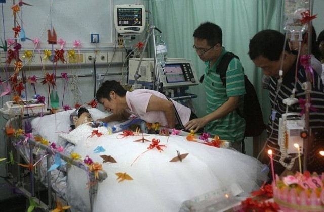 Συγκλονιστικό: Παντρεύτηκε ενώ ήταν σε κώμα και λίγο μετά πέθανε