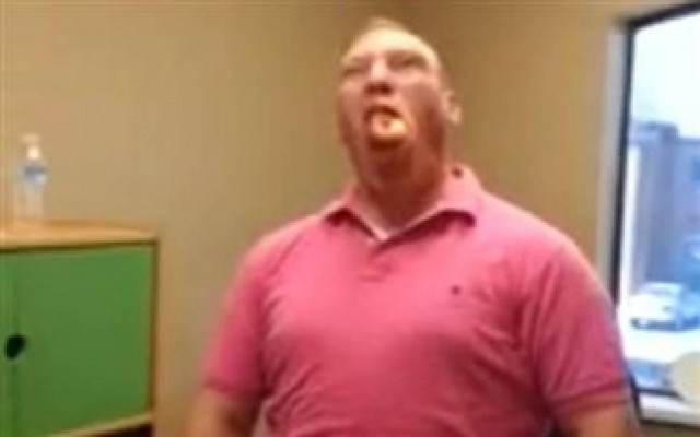 Βίντεο: Τρώει ολόκληρο μήλο χωρίς χέρια