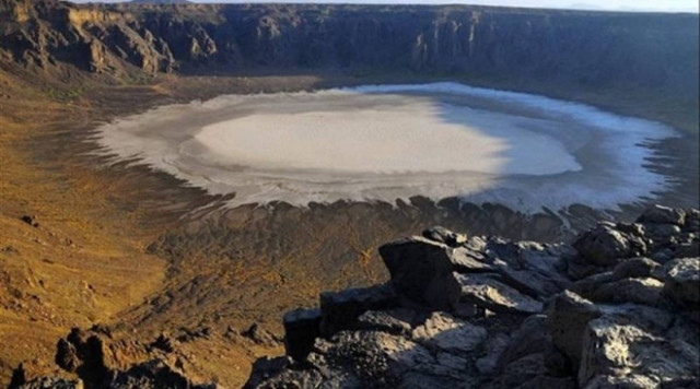 Ένας λευκός κρατήρας στην έρημο της Σαουδικής Αραβίας (pics)