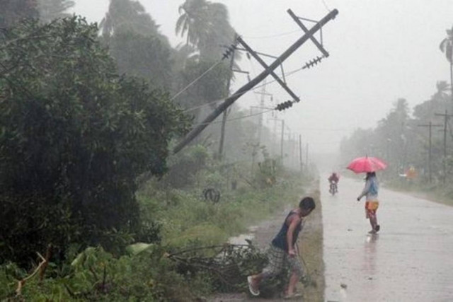Στο έλεος του τυφώνα οι Φιλιππίνες – Χωρίς ρεύμα πολλές περιοχές