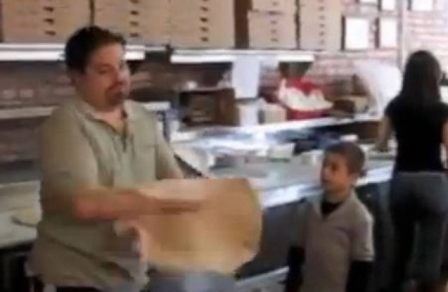 Πατέρας και γιος «δίνουν ρέστα» φτιάχνοντας ζύμη για πίτσα!