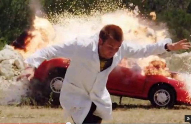 Βίντεο: Έκρηξη αυτοκινήτου σε αργή κίνηση