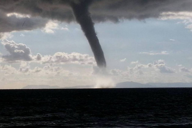 Ανεμοστρόβιλοι ανοιχτά της θαλάσσιας περιοχής της Κουρούτας (pics-vid)