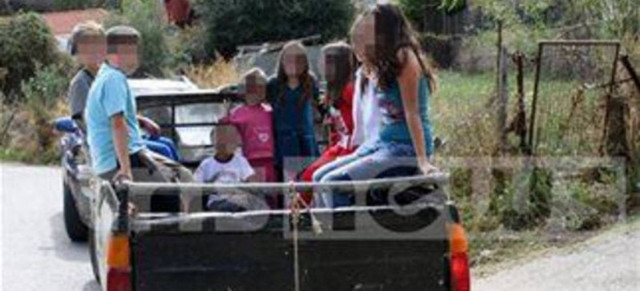 Ηλεία: Μαθητές πηγαίνουν σχολείο πάνω σε καρότσες