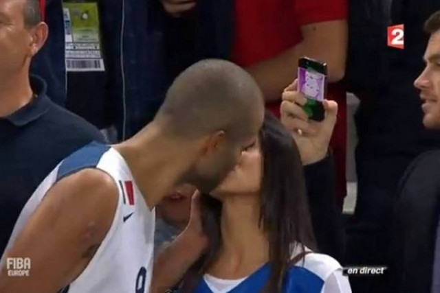 Βίντεο: «Καυτό» φιλί από τον κορυφαίο παίκτη του Ευρωμπάσκετ!
