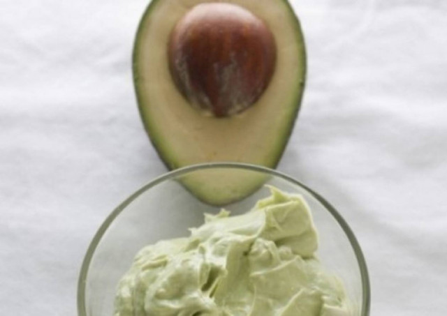 Θαμπάδα-φριζάρισμα: 2 φυσικές μάσκες μαλλιών που κάνουν θαύματα!