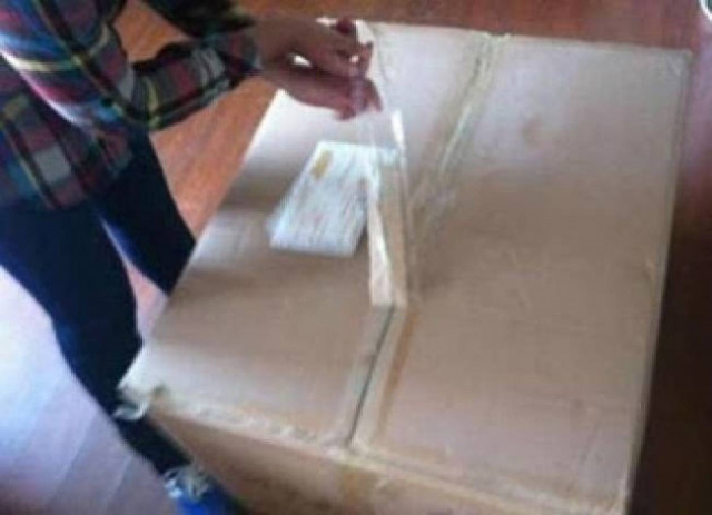 ΔΕΙΤΕ: Ταχυδρόμησε τον εαυτό του στην κοπέλα του και δείτε τι έπαθε!!