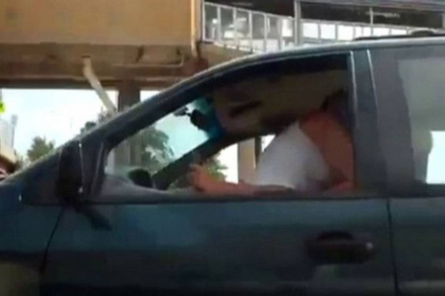 Βίντεο-ΣΟΚ: Η κάμερα τους έπιασε να κάνουν σεξ την ώρα που οδηγούσαν